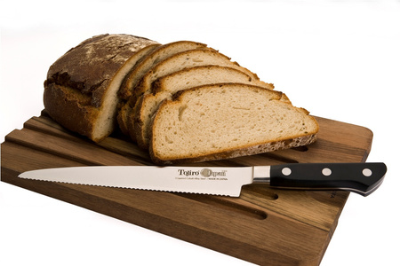 Tojiro DP3 F-828 21,5 cm nůž na chléb
